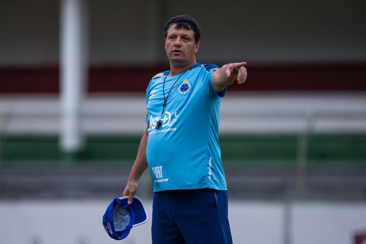 Jogadores do Cruzeiro treinaram nesta tera-feira nas Laranjeiras, estdio do Fluminense, no Rio de Janeiro. Adilson Batista pode promover entradas de Ezequiel e Fred ao time diante do Grmio, na quinta-feira.