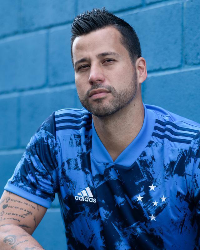 Fotos da nova camisa 3 do Cruzeiro, produzida pela Adidas