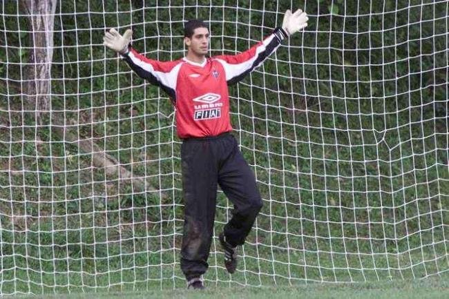 Eduardo - 2002: contratado pelo Atltico em 2002, Eduardo conseguiu assumir a titularidade na equipe durante o Campeonato Brasileiro daquele ano e ficou na equipe at meados de 2004. Em 65 jogos disputados, levou 100 gols. Ele ficou marcado por fazer um gol de cabea no Campeonato Brasileiro de 2003, contra o Juventude, no Mineiro, e garantir a vitria do Galo, nos acrscimos, por 2 a 1.