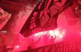 Torcedores do Atltico protestaram em frente  sede do clube nesta segunda-feira (21/11)