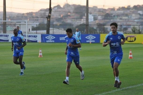 Cruzeiro iniciou sua intertemporada nesta segunda-feira na Toca da Raposa II. Tcnico Mano Menezes contou com elenco completo. Grupo agora comea preparao para decises com Atltico na Copa do Brasil, River Plate na Copa Libertadores e 29 rodadas restantes do Campeonato Brasileiro