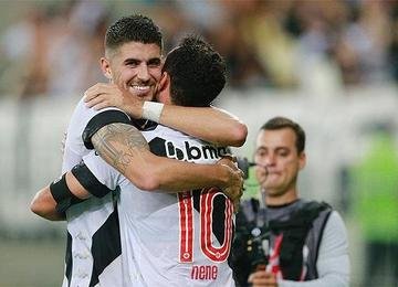 Alex Teixeira e Pedro Raul fizeram os gols do Vasco, que jogou o 2º tempo com dois atletas a mais em razão das baixas por indisciplina no time botafoguense