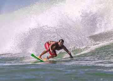Freire foi um dos surfistas brasileiros pioneiros que apareceram no documentário "Mad Dogs" sobre a tentativa de conquistar a onda gigante "Jaws", no Havaí