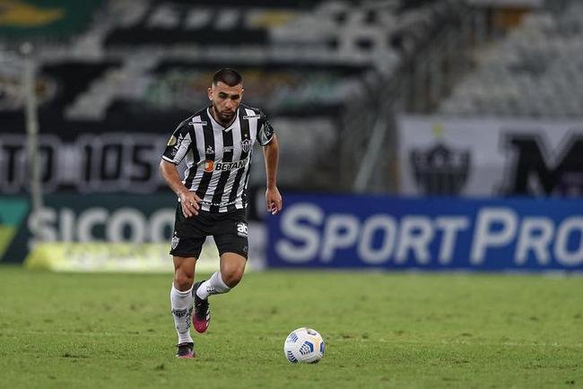 Fotos do gramado do Mineiro em condies ruins