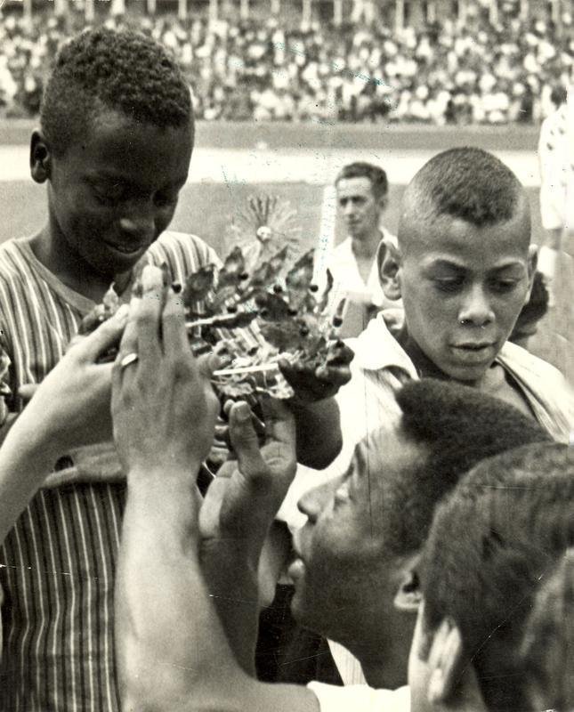 Pel em duelo contra o Atltico em 23 de novembro de 1969. Antes da partida, o craque foi coroado no Mineiro pelo garoto Paulinho.