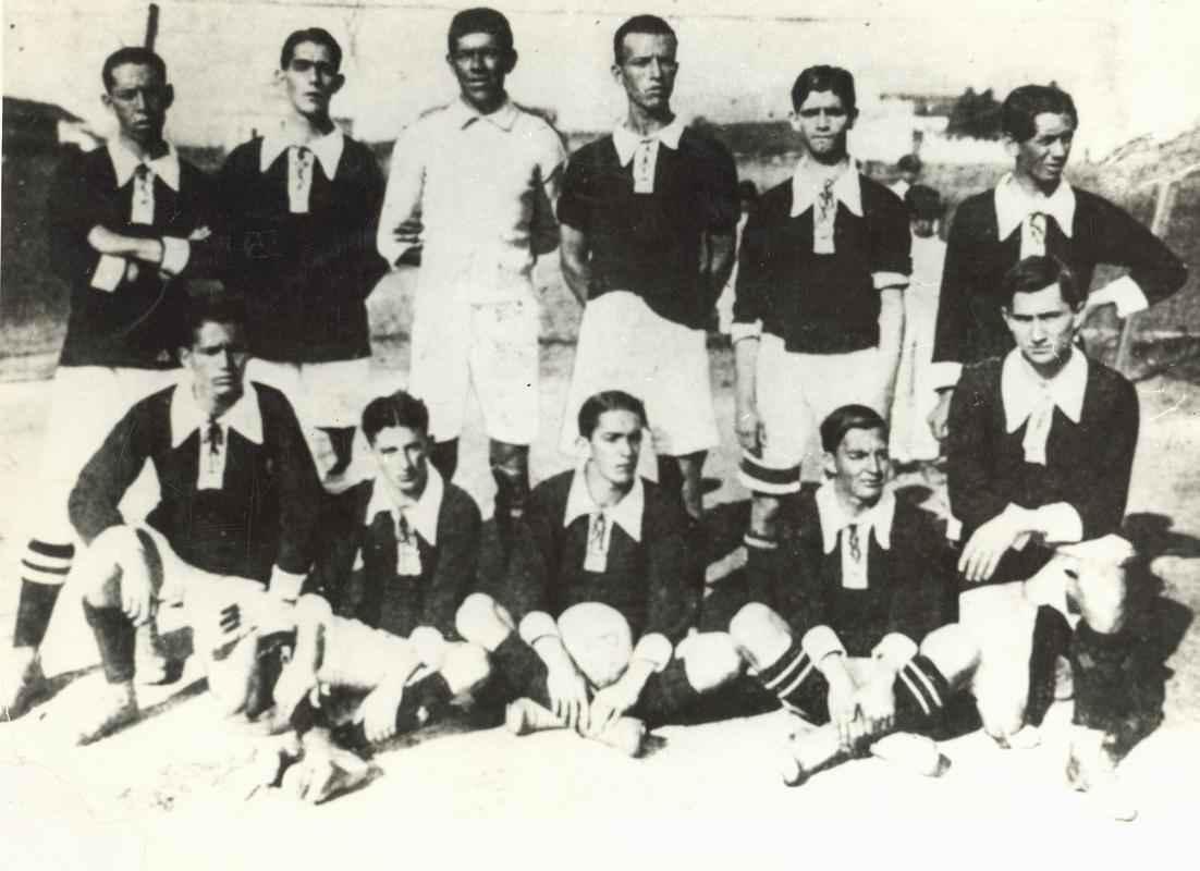 W. W. L. Cuthbert (foto do time de 1915, em que ele fez parte): zagueiro ingls fez dois gols em nove jogos pelo Atltico