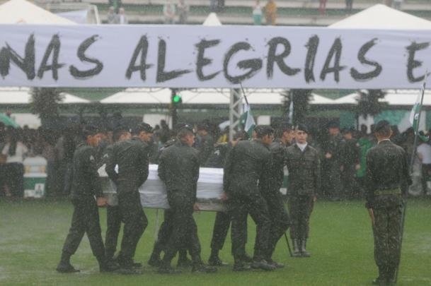 Emoo com a chegada dos corpos  Arena Cond para velrio. Foi o reencontro dos heris com suas famlias
