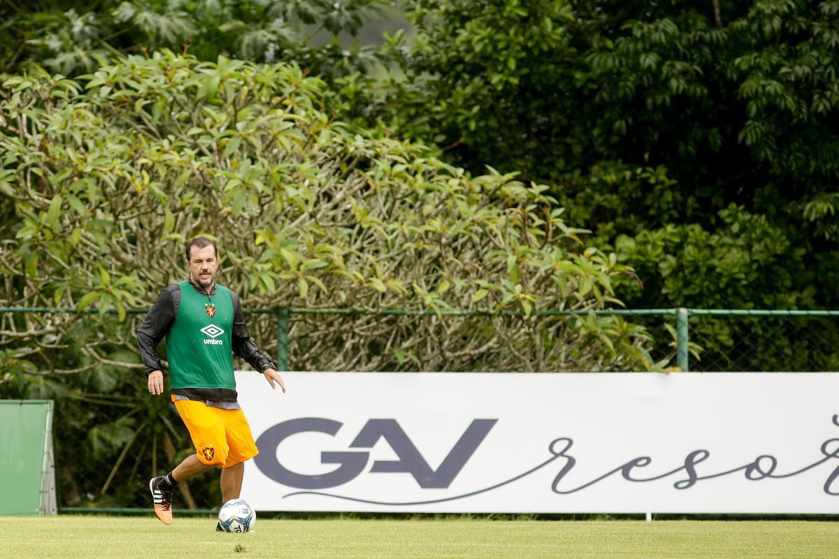 No primeiro trabalho, houve um treinamento tático, que exigia troca de passes e triangulações dos jogadores, com o elenco dividido em grupos de três atletas cada. Em seguida, os jogadores foram divididos em dois grupos no mesmo campo para o trabalho específico por setores de defesa e ataque. De um lado, os zagueiros, laterais e volantes participaram de um treino tático de posicionamento com o auxiliar Daniel Cerqueira. Do outro, os meias e atacantes fizeram um trabalho específico de passe e finalização sob o comando do técnico Daniel Paulista.