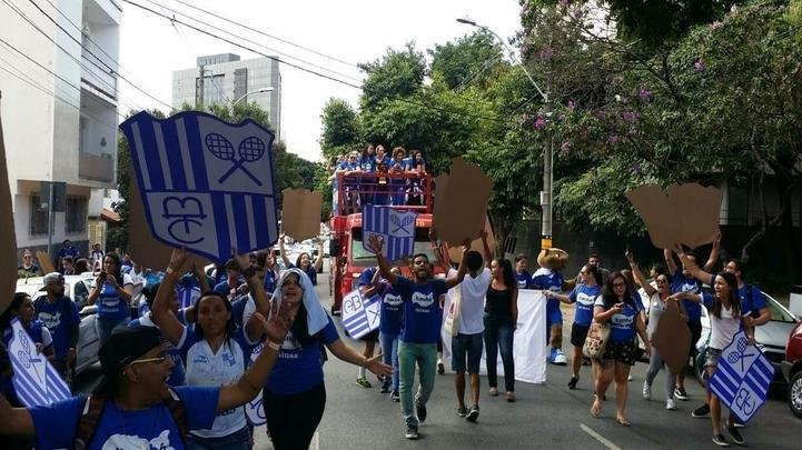 Jogadoras do Minas desfilam em carro aberto pelas ruas de Belo Horizonte após conquista do tri da Superliga Feminina de Vôlei