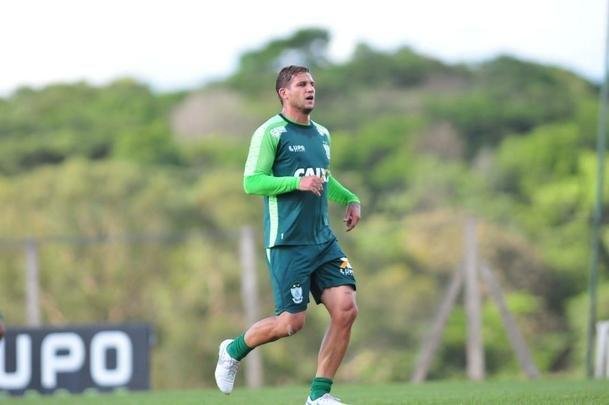 Técnico acompanhou treinamento regenerativo do elenco nesta segunda-feira