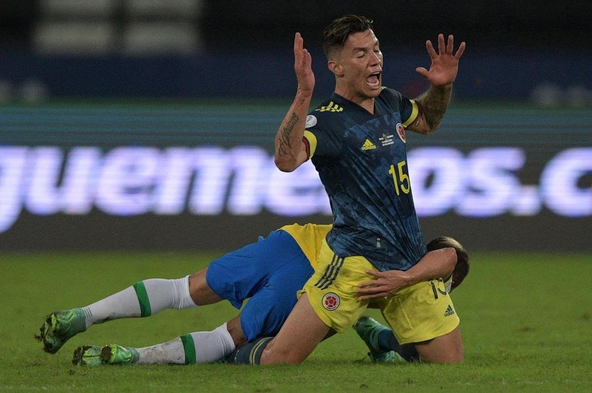 Brasil e Colmbia se enfrentaram no Estdio Nilton Santos, pelo Grupo B da Copa Amrica