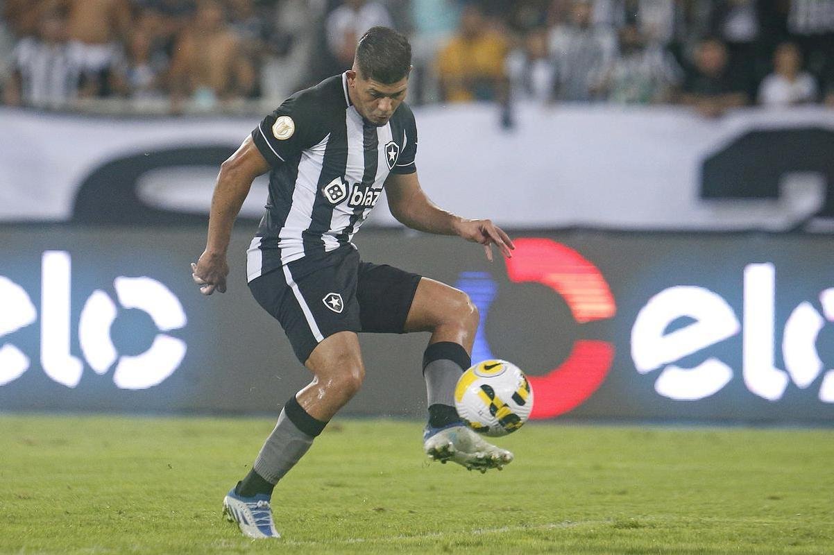 Fotos da partida entre Botafogo e Amrica, pelo duelo de volta das oitavas de final da Copa do Brasil. Jogo foi realizado nesta quinta-feira (14), no estdio Nilton Santos, na cidade do Rio de Janeiro.