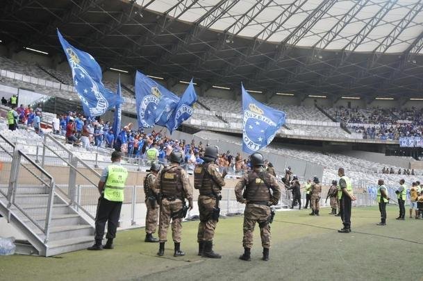 Reaes da torcida do Cruzeiro na partida contra o Palmeiras, no Mineiro, pelo Brasileiro