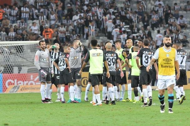 Everton marcou o terceiro gol do Grmio no Mineiro e fechou vitria por 3 a 1 na deciso da Copa do Brasil