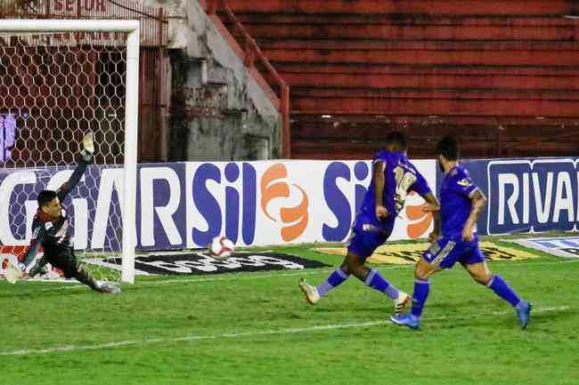 Aos 37 minutos do segundo tempo, Thiago marcou o gol que sacramentou a vitria do Cruzeiro sobre o Nutico na tera-feira (17)