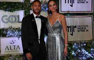 Neymar e Bruna Marquezine posam para fotos no leilo beneficente