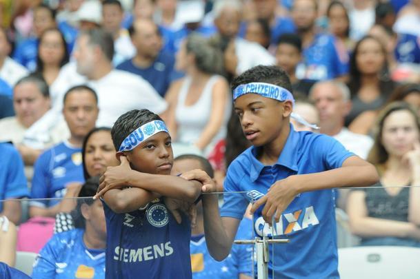 Torcidas de Cruzeiro e Flamengo fizeram a festa em duelo das equipes no Mineiro