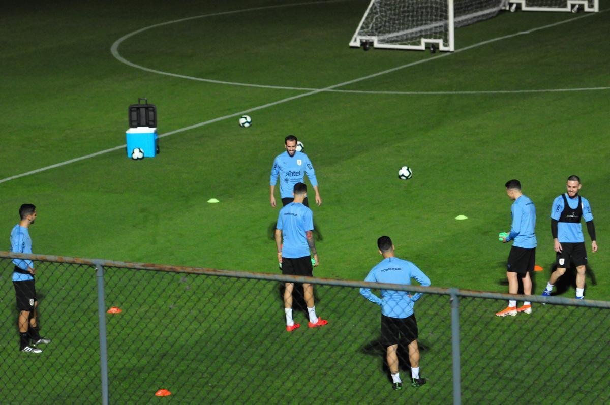 Imagens do primeiro treino da Seleo Uruguaia no Sesc Venda Nova, em Belo Horizonte