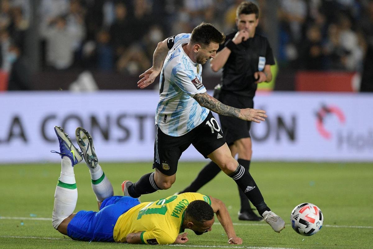 Sem Neymar, Brasil encarou a Argentina em clssico agitado pelas Eliminatrias