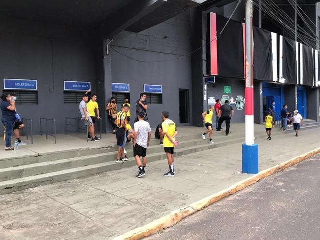 Fotos da torcida do Amrica no estdio Defensores del Chaco, em Assuno, antes da partida contra o Guaran pela segunda fase da Copa Libertadores