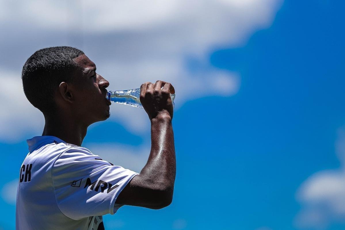 Atlético divulga fotos do novo uniforme de treino