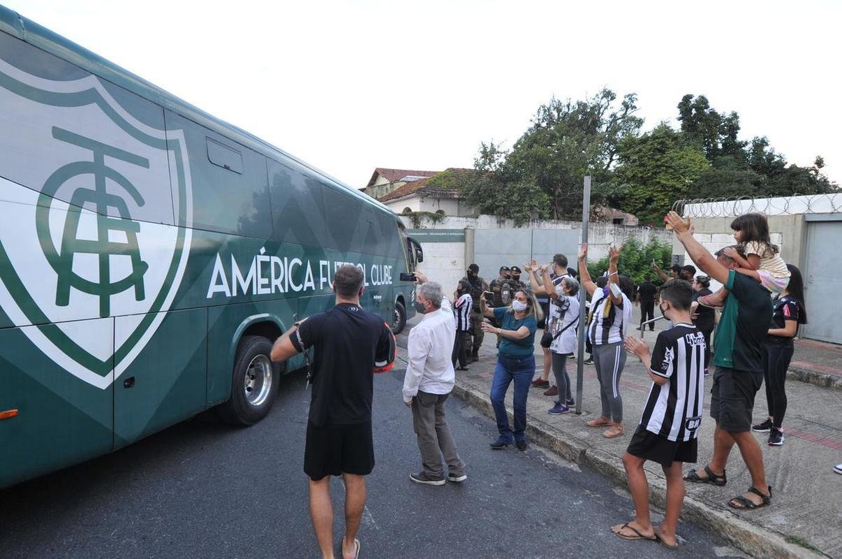 Chegadas de Amrica e Atltico ao Independncia para o jogo de ida da final do Campeonato Mineiro. Delegaes foram recebidas por alguns torcedores no Horto, em BH (Juarez Rodrigues/EM/D. A Press)