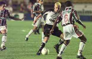 2000 - Também nas quartas de final, o Atlético enfrentou o Fluminense. No Maracanã, empate por 3 a 3. No Mineirão, empate por 2 a 2 e Galo classificado pelo critério do gol marcado fora de casa.