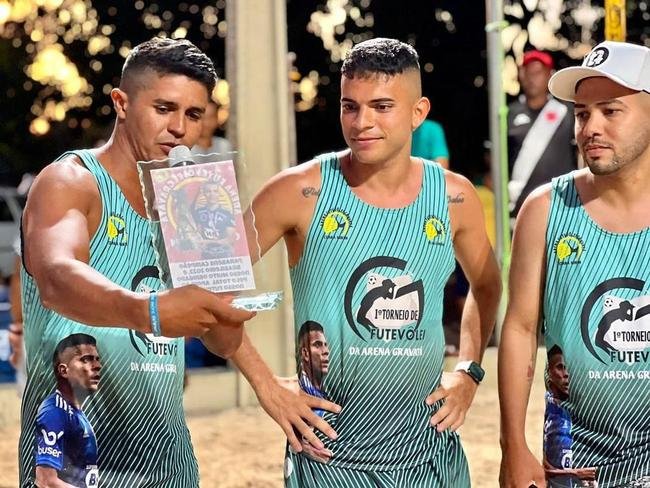 Bruno Rodrigues aproveitou as f�rias para jogar futev�lei