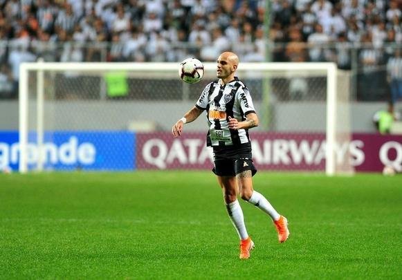 Galo deslanchou no segundo tempo com gols de Fbio Santos, de pnalti, e Vinicius