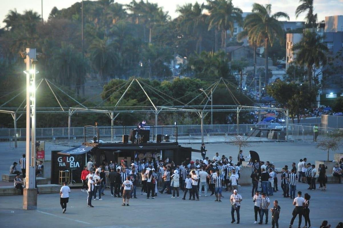 Fotos da chegada da torcida do Atltico ao Mineiro para o jogo contra o Emelec pelas oitavas de final da Copa Libertadores de 2022