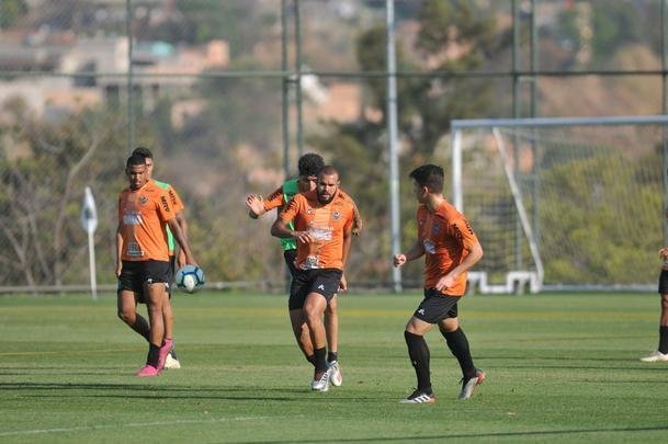 Tarde na Cidade do Galo teve entrevista de Di Santo, pronunciamento de Rui Costa e treino