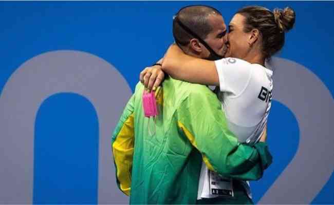 Nadador Bruno Fratus e a tcnica e mulher Michelle Lenhardt celebram bronze em Tquio 