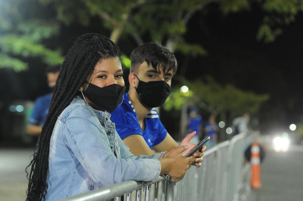 Torcida do Cruzeiro voltou ao Mineiro aps meses de ausncia devido  pandemia. Houve grandes filas devido  desorganizao do clube, que demorou a enviar funcionrios aos portes para fazer a conferncia dos exames de COVID-19. Na Alameda das Palmeiras, muitos cruzeirenses se aglomeraram e no usaram mscara prximo ao Bar do Peixe.