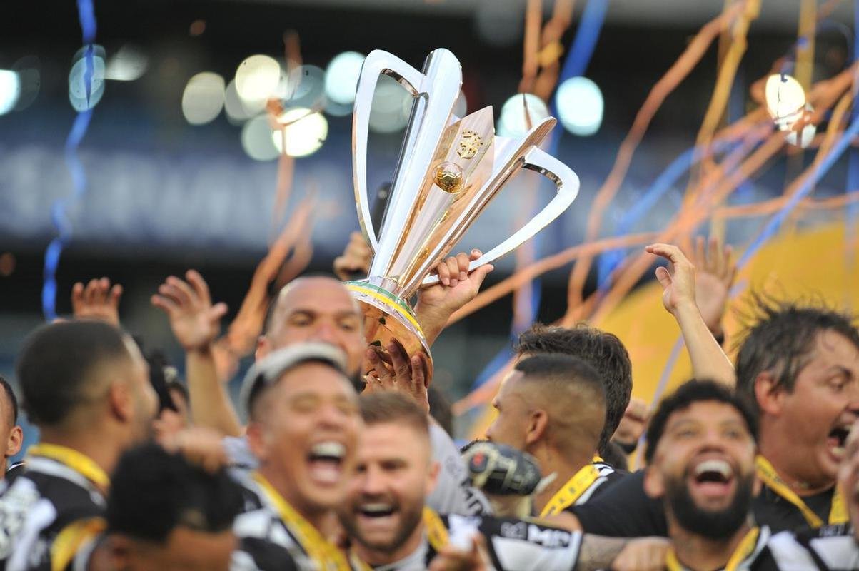 Jogadores do Atltico erguem a taa de campeo da Supercopa do Brasil na Arena Pantanal, em Cuiab