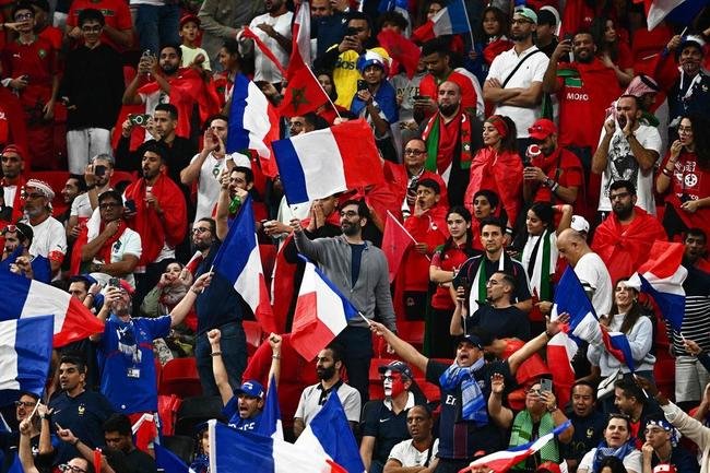 Imagens das torcidas de Frana e Marrocos no duelo pela semifinal da Copa do Mundo do Catar, no Estdio Al Bayt