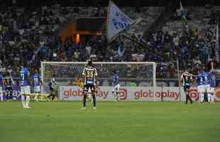 Em jogo com grande atuao do goleiro Fbio, Cruzeiro derrotou Santos de virada, por 2 a 1, com gols de Sass e Raniel; Gabriel Barbosa marcou para o Peixe, no Mineiro, pela 26 rodada do Brasileiro