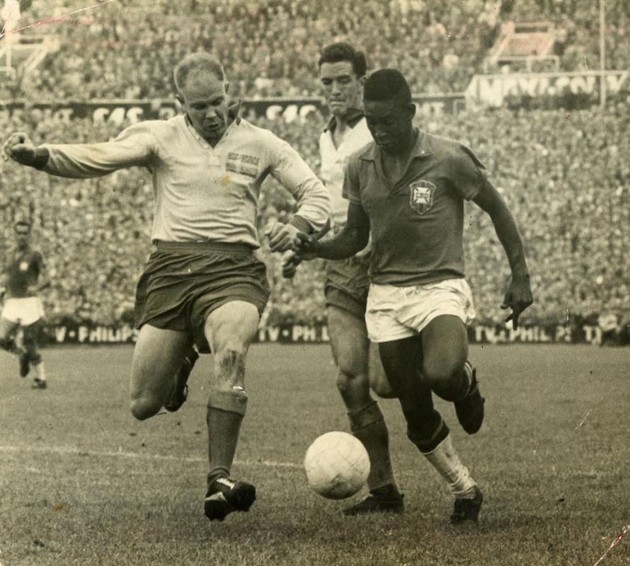Pel em lance do jogo contra a Sucia na final da Copa de 1958