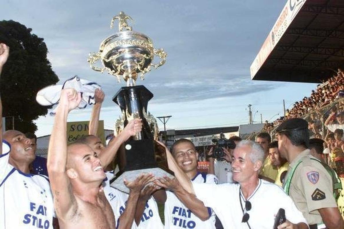 Cruzeiro foi campeo mineiro invicto em 2003 com 10 vitrias e dois empates