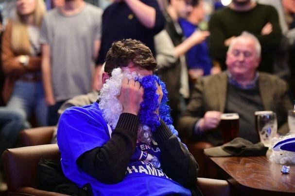 Empate entre Tottenham e Chelsea, por 2 a 2, garantiu o título inglês ao Leicester