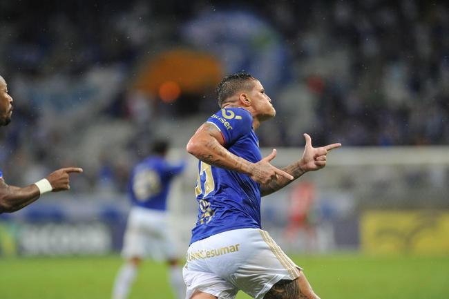 Edu marcou o gol da vitria do Cruzeiro sobre o Democrata-GV no ltimo minuto e mostrou novamente poder de deciso