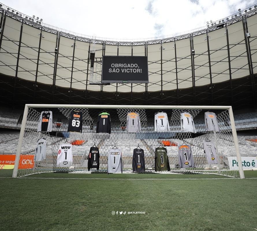 Todas as camisas usadas pelo goleiro Victor durante sua trajetria no Atltico