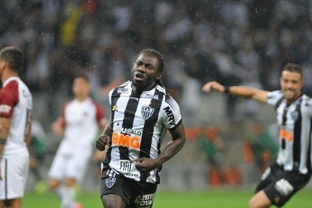 No segundo tempo, Char recebeu bola de Cazares e marcou o segundo do Atltico: 2 a 0