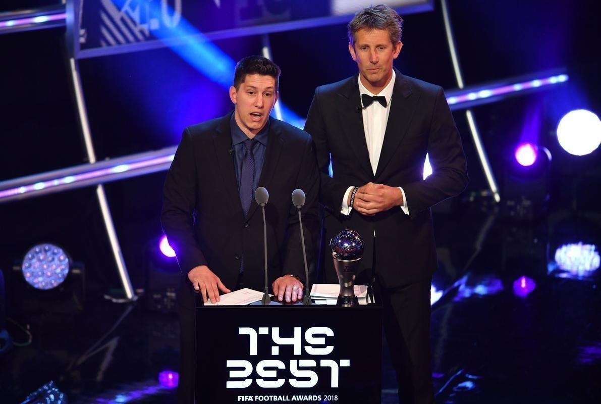 Jackson Follmann, sobrevivente da tragia area com a delegao da Chapecoense em 2016, participou da premiao de melhor goleiro da temporada