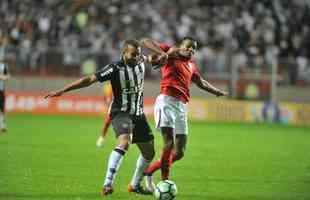 Em jogo com chuva de granizo e 'apago' no Horto, Galo  batido pelo Internacional por 1 a 0