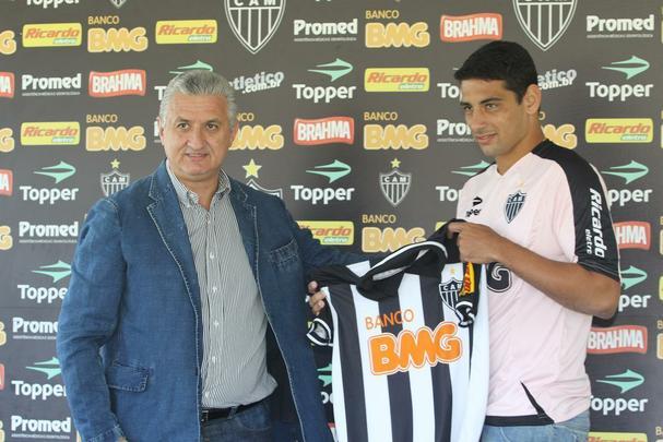 02/07/2010 O diretor de futebol Eduardo Maluf e o novo jogador de futebol do Atlético, Diego Souza, no Centro de Treinamento (Cidade do Galo), em Vespasiano na Região Metropolitana de Belo Horizonte