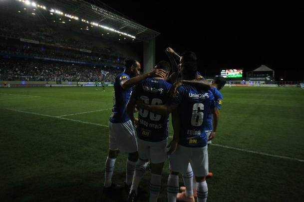 Com gols de Thiago Neves, Arrascaeta e Ded, Cruzeiro goleou a Chapecoense por 3 a 0