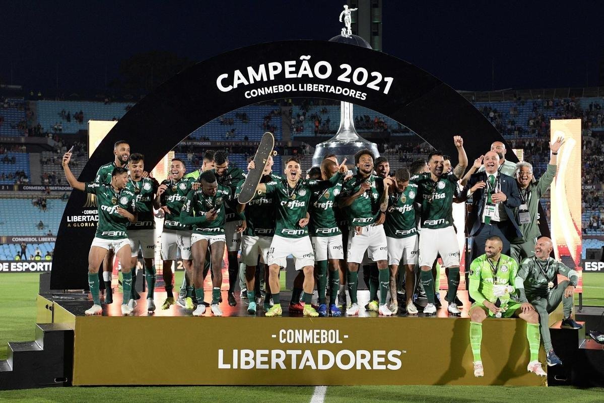 Fotos: festa dos jogadores do Palmeiras com a taa da Libertadores