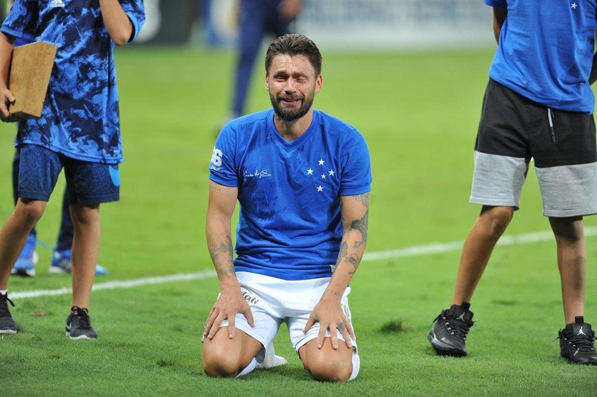 Ao lado dos filhos, Rafinha e Nicholas, Rafael Sobis foi aos prantos no Mineiro em sua despedida do futebol com a camisa do Cruzeiro. Depois de trocar a camisa com o histrico craque celeste Dirceu Lopes, ele saudou os torcedores e teve o nome gritado pelo estdio lotado. Noite foi de muita emoo para o agora ex-atacante, de 36 anos.
