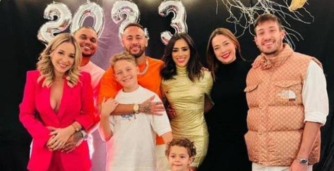 Neymar com o filho e amigos