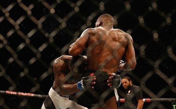 Jon Jones volta ao octógono do UFC e conquista cinturão interino